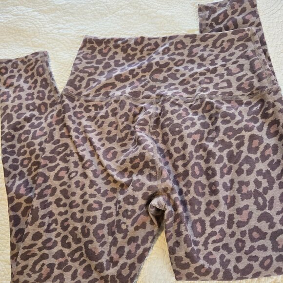 Beyond Yoga pink animal print leggings - Picture 5 of 6